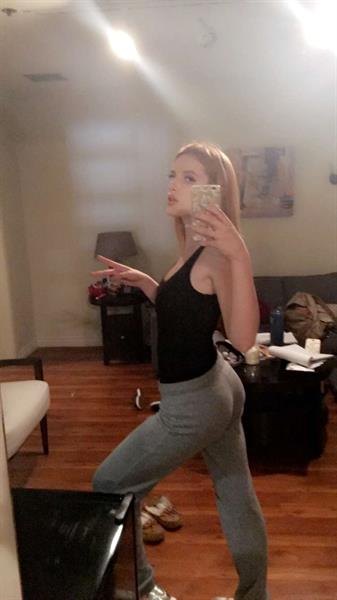Bella Thorne taking a selfie