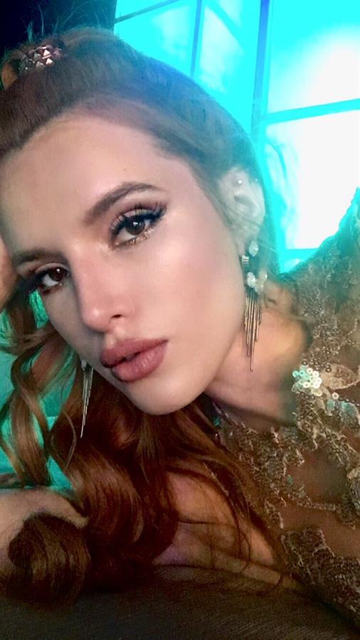 Bella Thorne taking a selfie