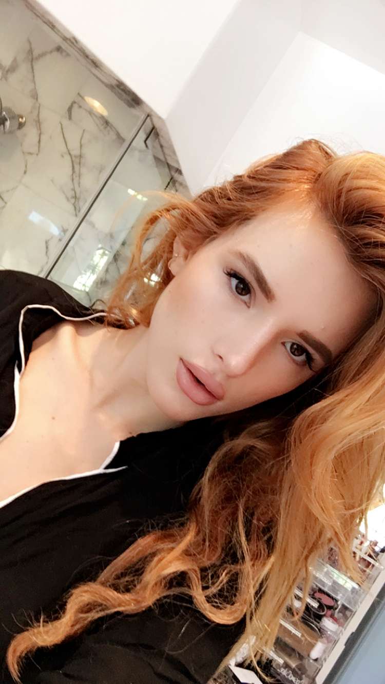 Bella Thorne taking a selfie