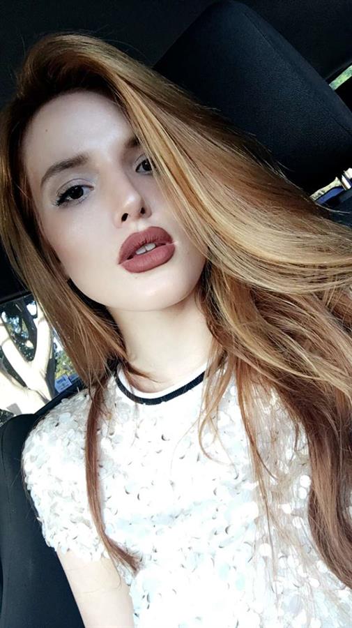 Bella Thorne taking a selfie