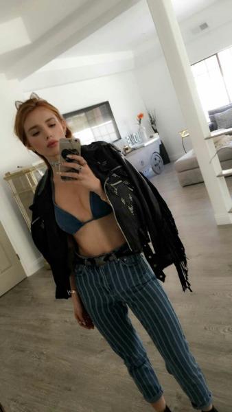 Bella Thorne taking a selfie