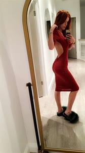 Bella Thorne taking a selfie