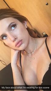 Bella Thorne taking a selfie