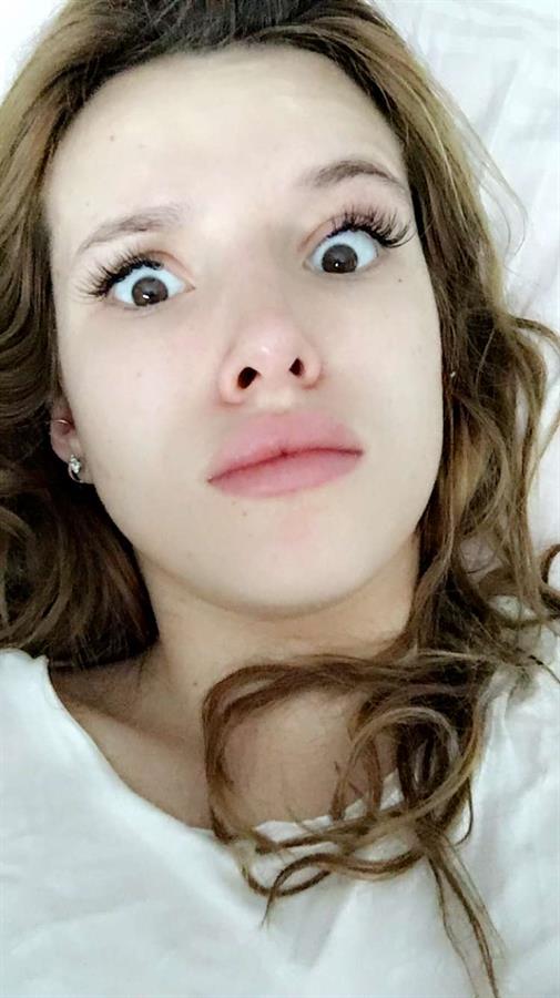 Bella Thorne taking a selfie