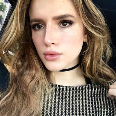 Bella Thorne taking a selfie