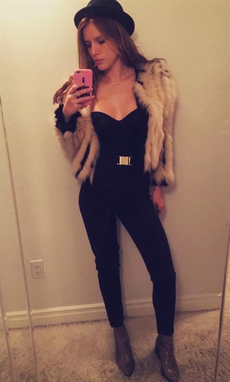 Bella Thorne taking a selfie