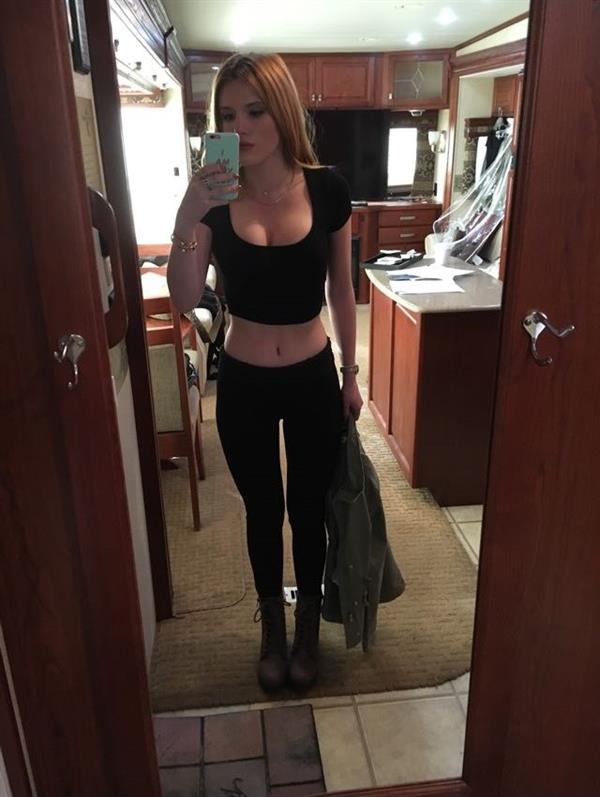 Bella Thorne taking a selfie