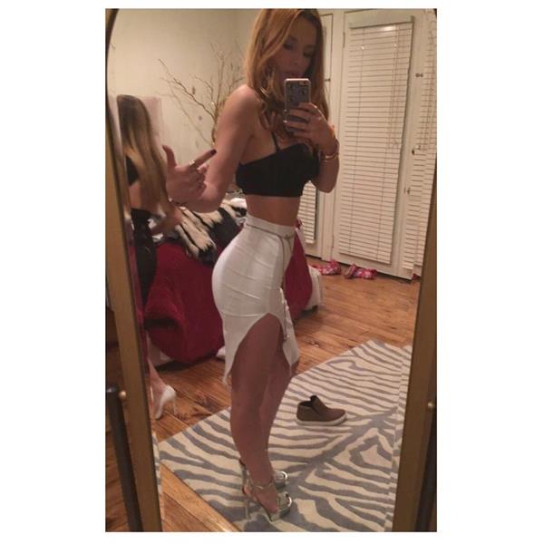 Bella Thorne taking a selfie