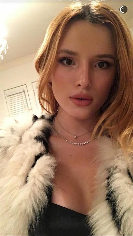 Bella Thorne taking a selfie