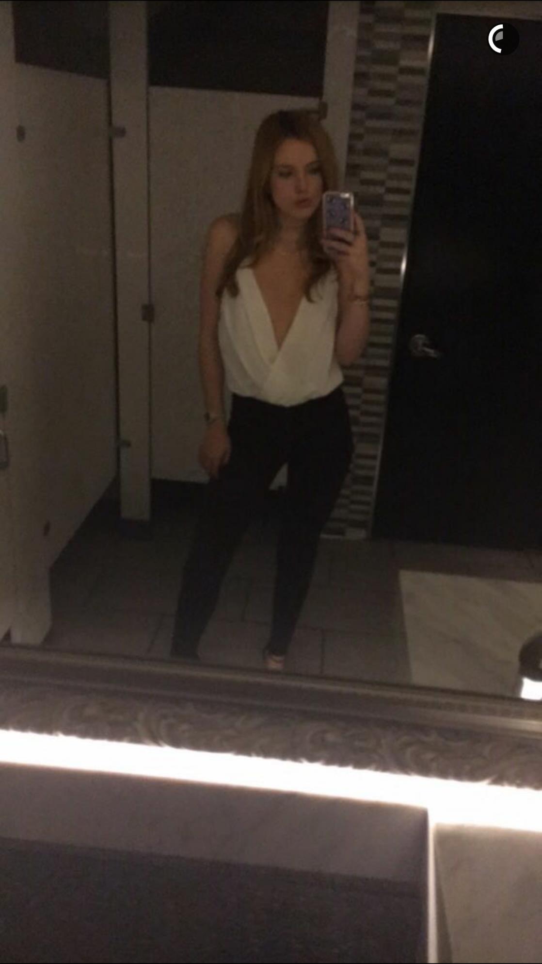 Bella Thorne taking a selfie