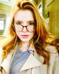 Bella Thorne taking a selfie