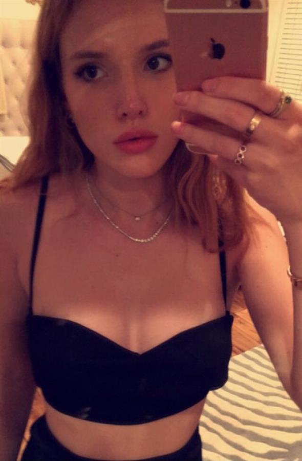 Bella Thorne taking a selfie