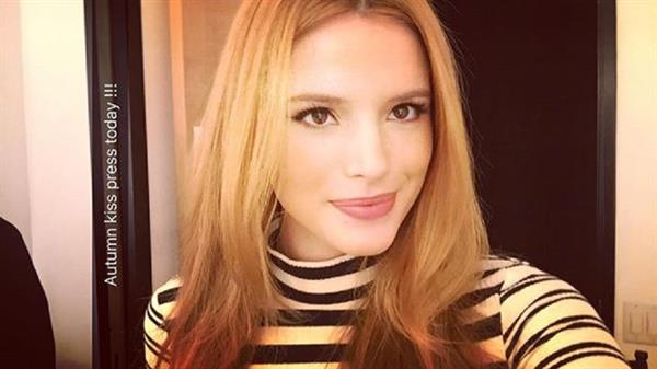 Bella Thorne taking a selfie