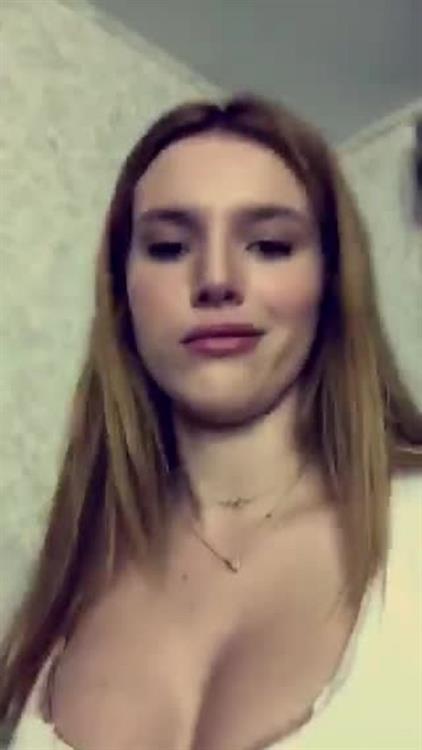 Bella Thorne taking a selfie