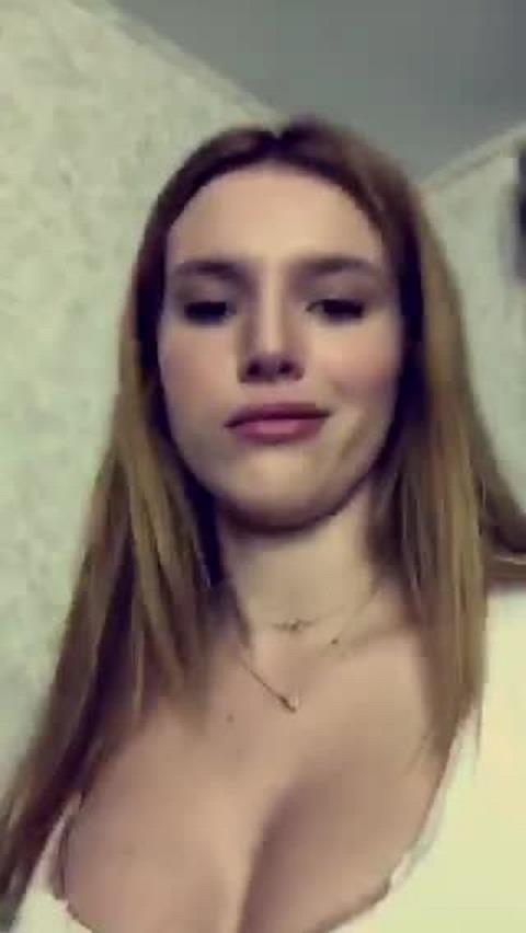 Bella Thorne taking a selfie