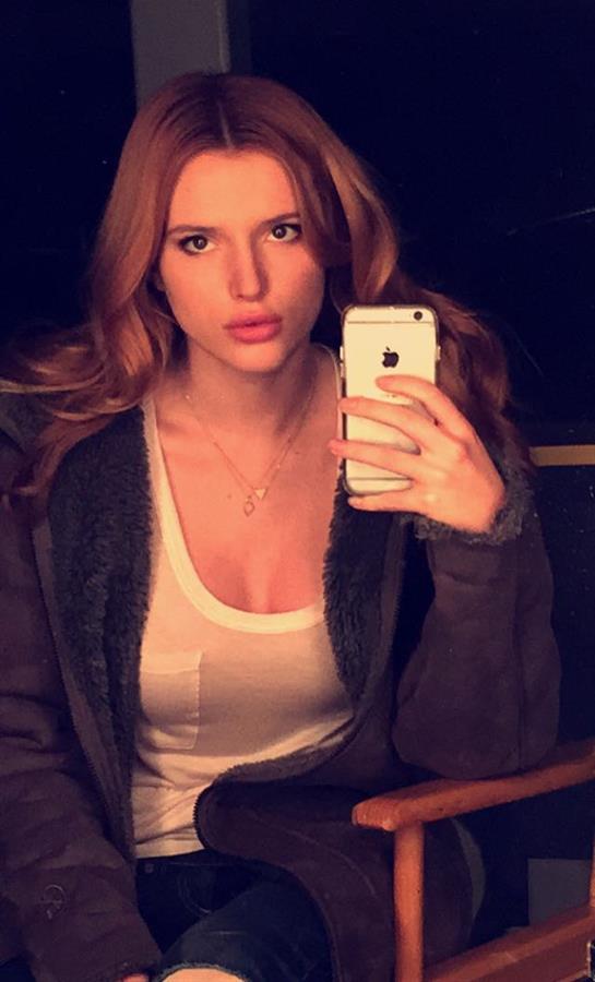 Bella Thorne taking a selfie