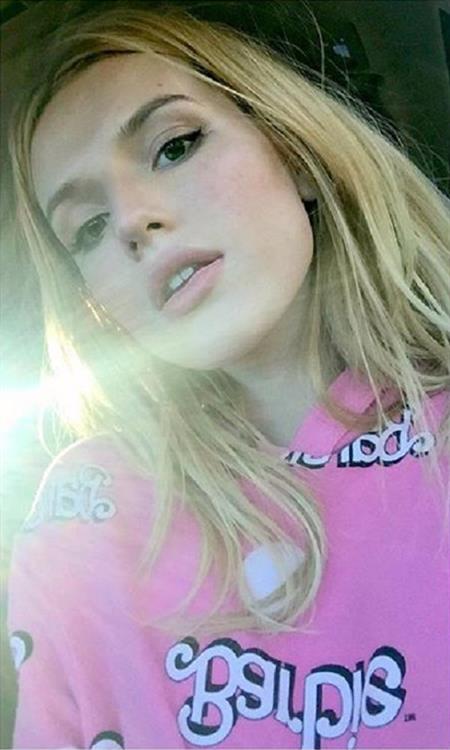 Bella Thorne taking a selfie