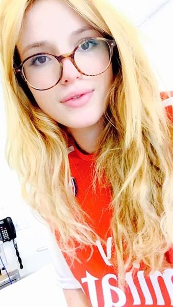 Bella Thorne taking a selfie