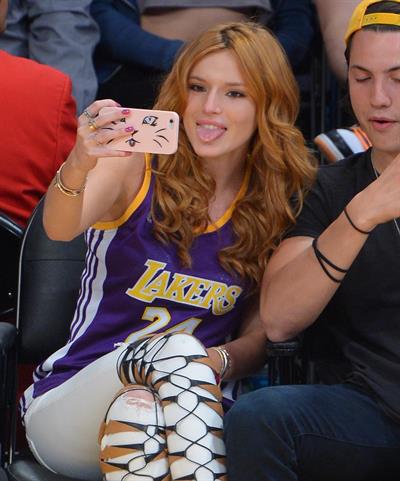 Bella Thorne taking a selfie