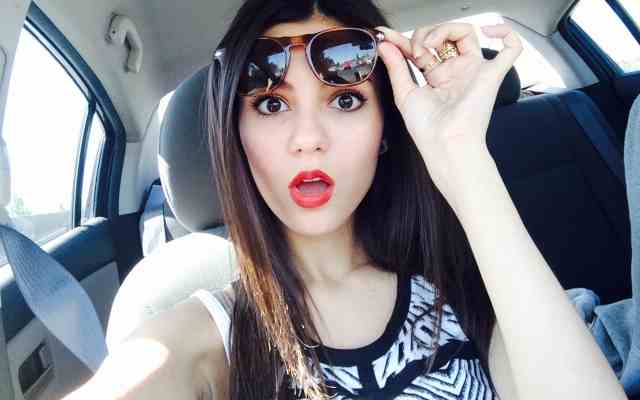 Victoria Justice taking a selfie