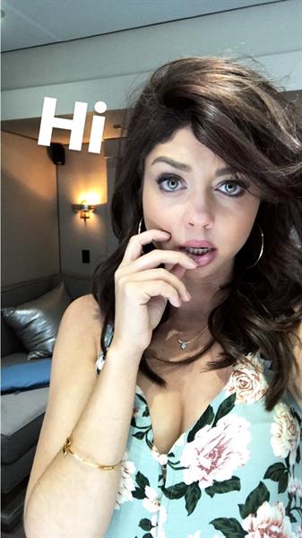 Sarah Hyland taking a selfie