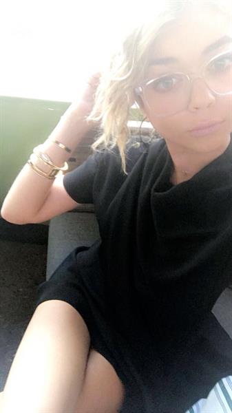 Sarah Hyland taking a selfie