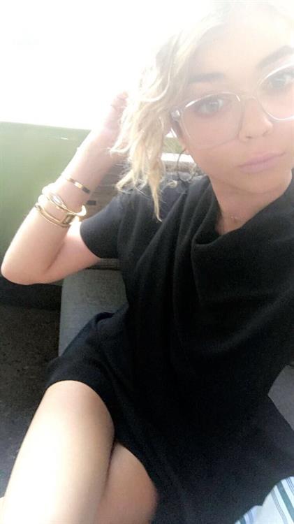 Sarah Hyland taking a selfie