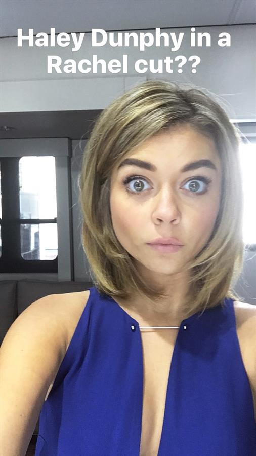 Sarah Hyland taking a selfie