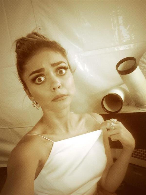 Sarah Hyland taking a selfie