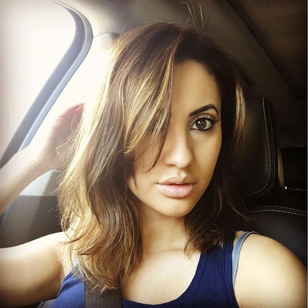 Francia Raisa taking a selfie