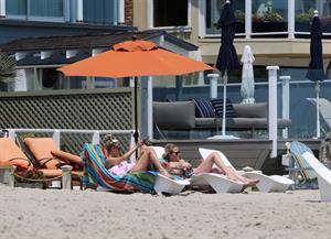 Nicky Hilton - Relaxes in the sun in Malibu (18.07.2013) 