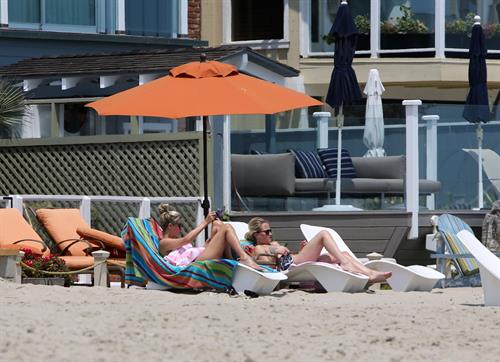 Nicky Hilton - Relaxes in the sun in Malibu (18.07.2013) 