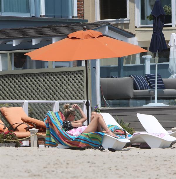 Nicky Hilton - Relaxes in the sun in Malibu (18.07.2013) 
