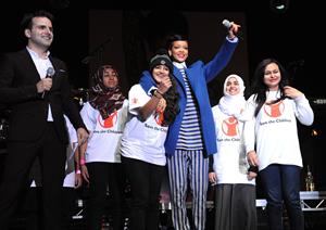 Rihanna Westfield Stratford Lights London Switch On - Performance (November 19, 2012) 