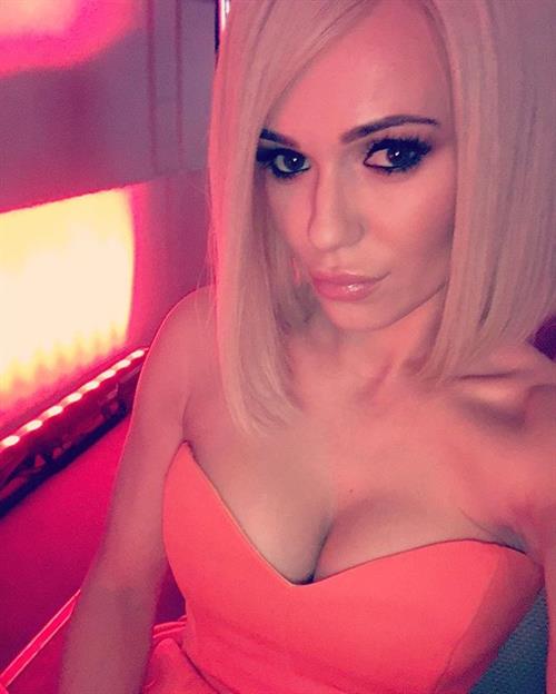 Dorota Rabczewska taking a selfie