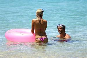 Pamela Anderson and e-husband Rick Salomon continue their Hawaiian vacation - August 15, 2013 