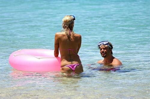 Pamela Anderson and e-husband Rick Salomon continue their Hawaiian vacation - August 15, 2013 