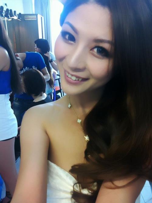 Alin Lin Xiao Nuo taking a selfie