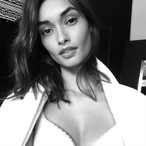 Gizele Oliveira taking a selfie