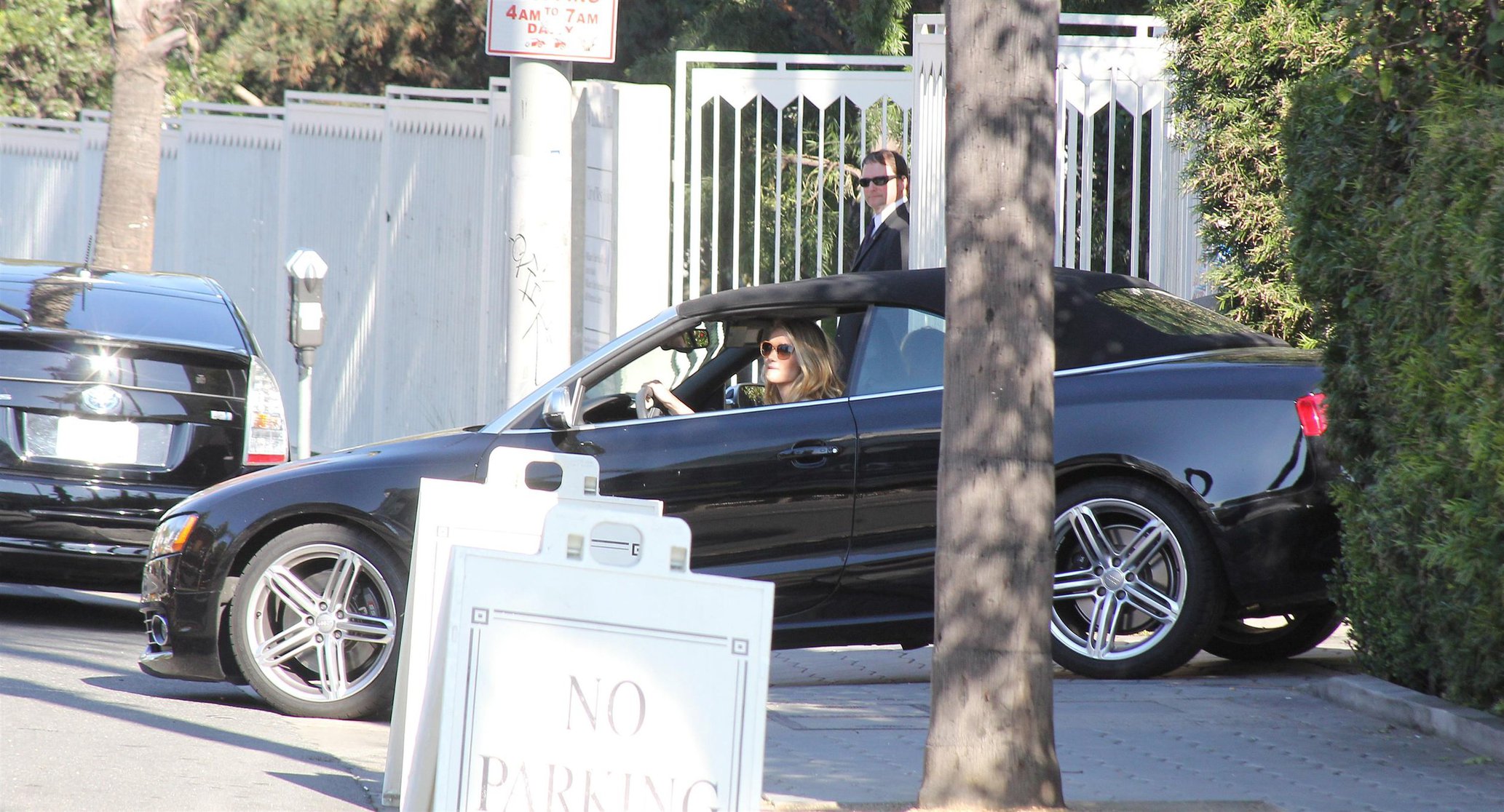 Rosie Huntington-Whiteley Pictures Rosie Huntington Whiteley - Running errands in West Hollywood (13.02.2013)