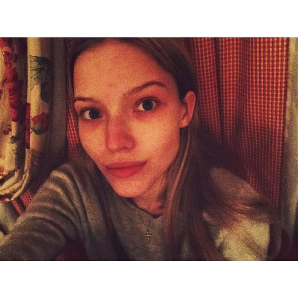 Sasha Luss taking a selfie