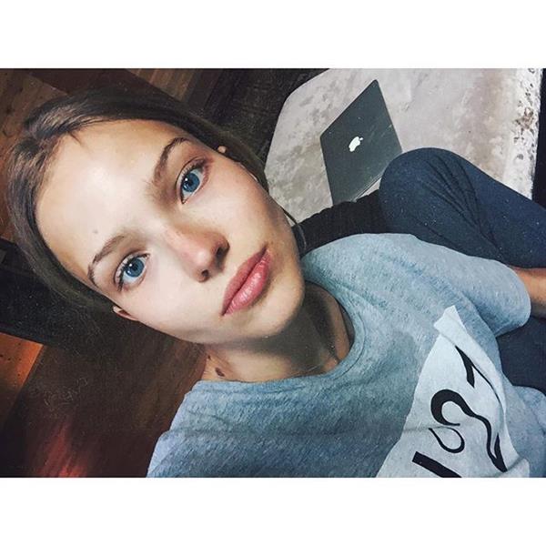 Sasha Luss taking a selfie