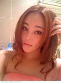 Dido Liu Duoduo taking a selfie