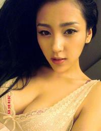 Hu Meng Yuan in lingerie taking a selfie