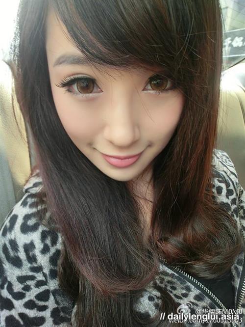 Hua Yi Mo taking a selfie