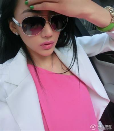 Jin Mei Xin taking a selfie