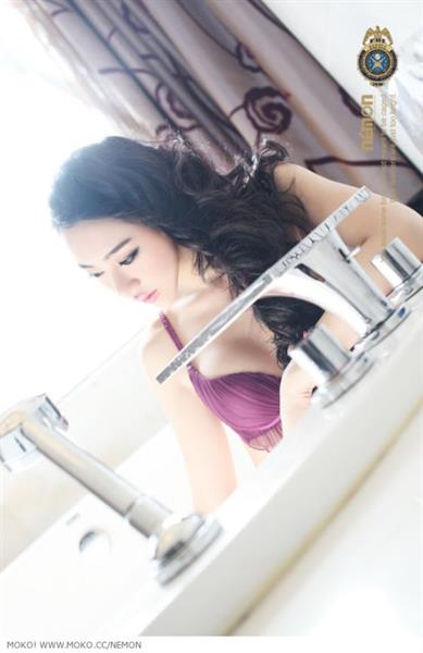 Jin Mei Xin in lingerie