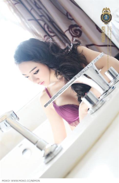 Jin Mei Xin in lingerie