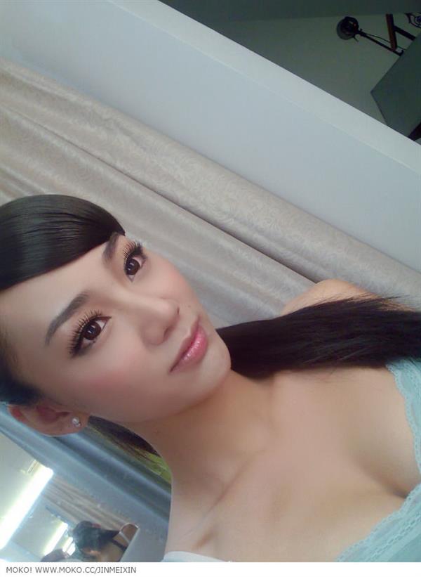 Jin Mei Xin taking a selfie