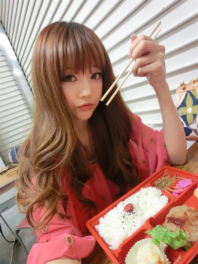 Kingboo taking a selfie